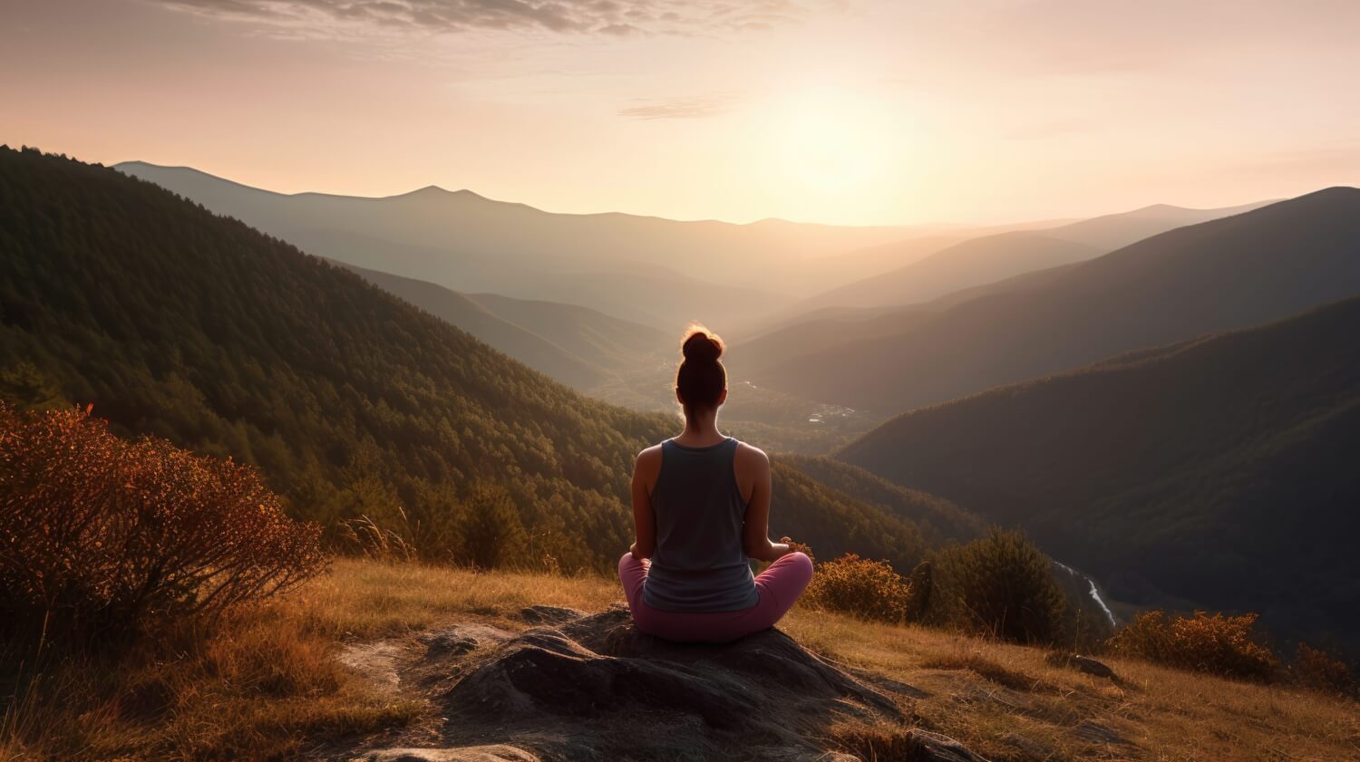 Eine Frau betreibt Meditation auf einem Stein in den Bergen beim