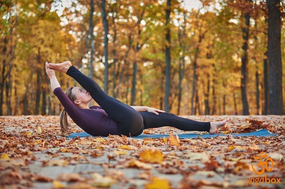 Supta Padangusthasana: intensive Beindehnung im Liegen